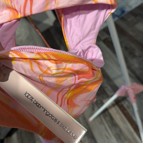 Bloomingdale’s Swimsuit Size M. $99 Retail - Picture 2 of 3